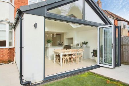 4 bedroom Semi-detached house for sale in Hinckley Road, Leicester, LE3