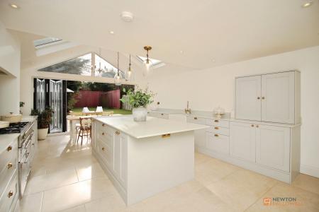4 bedroom Semi-detached house for sale in Hinckley Road, Leicester, LE3