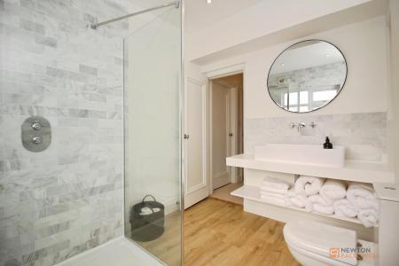 4 bedroom Semi-detached house for sale in Hinckley Road, Leicester, LE3