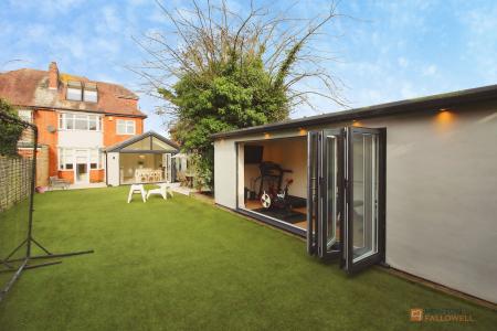 4 bedroom Semi-detached house for sale in Hinckley Road, Leicester, LE3