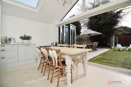4 bedroom Semi-detached house for sale in Hinckley Road, Leicester, LE3