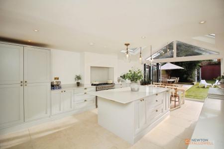 4 bedroom Semi-detached house for sale in Hinckley Road, Leicester, LE3