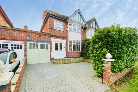 4 bedroom Semi-detached house for sale in Hinckley Road, Leicester, LE3