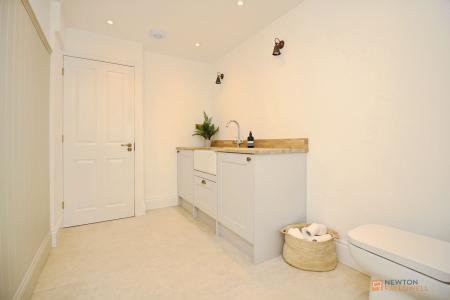 4 bedroom Semi-detached house for sale in Hinckley Road, Leicester, LE3