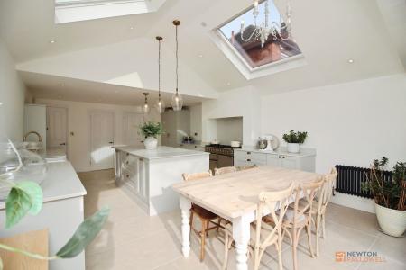 4 bedroom Semi-detached house for sale in Hinckley Road, Leicester, LE3