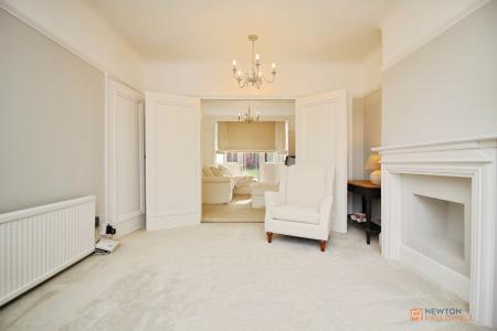 4 bedroom Semi-detached house for sale in Hinckley Road, Leicester, LE3