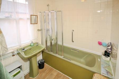 4 bedroom Semi-detached house for sale in Mellor Road, Leicester, LE3