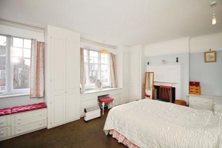 4 bedroom Semi-detached house for sale in Mellor Road, Leicester, LE3