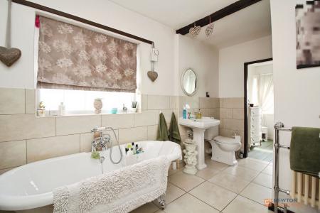 3 bedroom Detached house for sale in Narborough Road South, Leicester, LE3