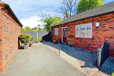 2 bedroom Semi-detached bungalow for sale in Field Gate Gardens, Glenfield, LE3