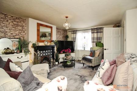 3 bedroom Semi-detached house for sale in Glebelands Road, Leicester, LE4