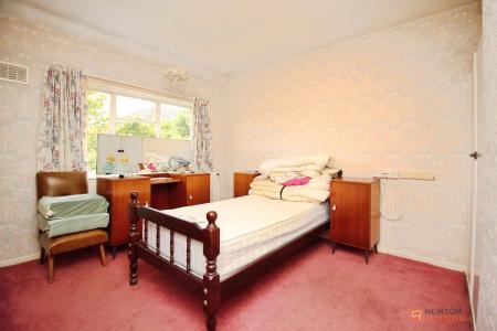 3 bedroom Semi-detached house for sale in Oakcroft Avenue, Kirby Muxloe, LE9