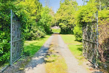 5 bedroom Detached house for sale in Kirkby Road, Barwell, LE9