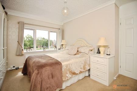3 bedroom Semi-detached house for sale in New Parks Boulevard, Leicester, LE3