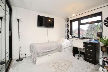 4 bedroom Detached house for sale in Kingsway North, Leicester, LE3