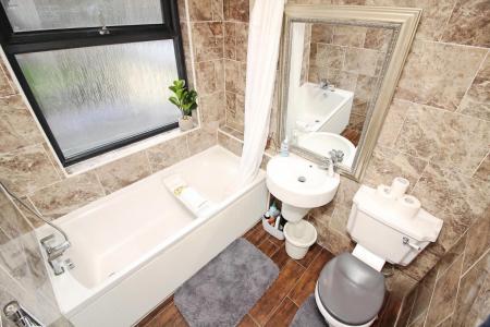 4 bedroom Detached house for sale in Kingsway North, Leicester, LE3
