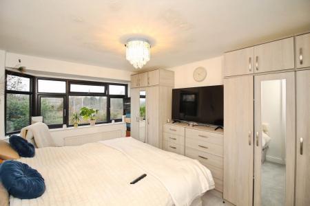 4 bedroom Detached house for sale in Kingsway North, Leicester, LE3