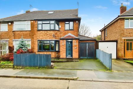 4 bedroom Detached house for sale in Kingsway North, Leicester, LE3
