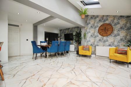 4 bedroom Detached house for sale in Kingsway North, Leicester, LE3