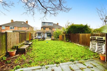 4 bedroom Detached house for sale in Kingsway North, Leicester, LE3