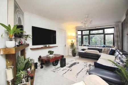 4 bedroom Detached house for sale in Kingsway North, Leicester, LE3