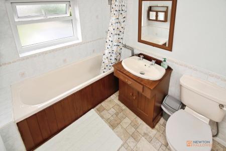 3 bedroom Semi-detached house for sale in Kingsway, Leicester, LE3