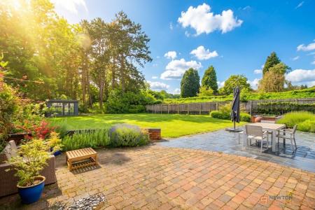 5 bedroom Detached house for sale in Markfield Road, Groby, LE6