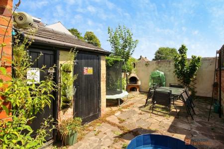 3 bedroom End of terrace house for sale in St. Pauls Road, Leicester, LE3
