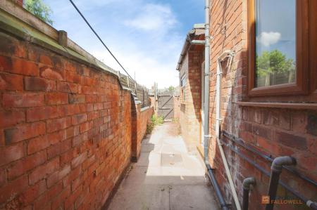 3 bedroom Terraced House for sale in Lansdowne Road, Leicester, LE2