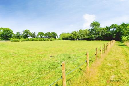 4 bedroom Detached bungalow for sale in Equestrian Property With Approx 7 Acres at Newbold Road, Kirkby Mallory