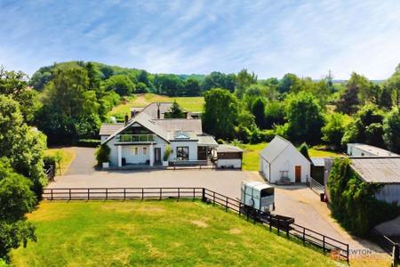 4 bedroom Detached bungalow for sale in Equestrian Property With Approx 7 Acres at Newbold Road, Kirkby Mallory