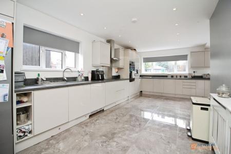 4 bedroom End of terrace house for sale in Woodland Drive, Leicester, LE3