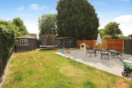 4 bedroom End of terrace house for sale in Woodland Drive, Leicester, LE3