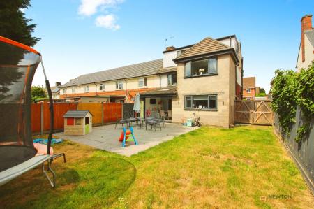 4 bedroom End of terrace house for sale in Woodland Drive, Leicester, LE3