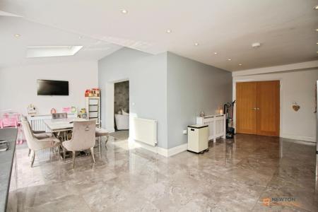 4 bedroom End of terrace house for sale in Woodland Drive, Leicester, LE3
