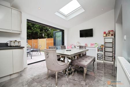 4 bedroom End of terrace house for sale in Woodland Drive, Leicester, LE3