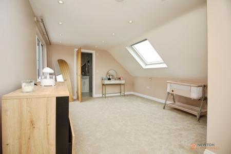 4 bedroom End of terrace house for sale in Woodland Drive, Leicester, LE3