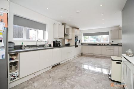 4 bedroom End of terrace house for sale in Woodland Drive, Leicester, LE3