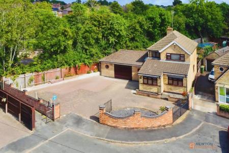 4 bedroom Detached house for sale in Columbine Close, Leicester, LE3