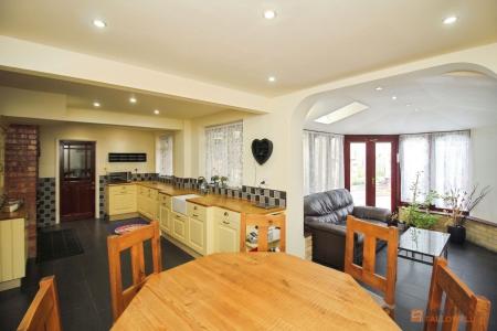 4 bedroom Detached house for sale in Columbine Close, Leicester, LE3