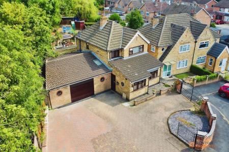 4 bedroom Detached house for sale in Columbine Close, Leicester, LE3
