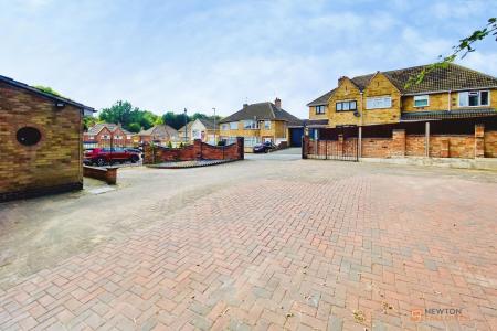 4 bedroom Detached house for sale in Columbine Close, Leicester, LE3