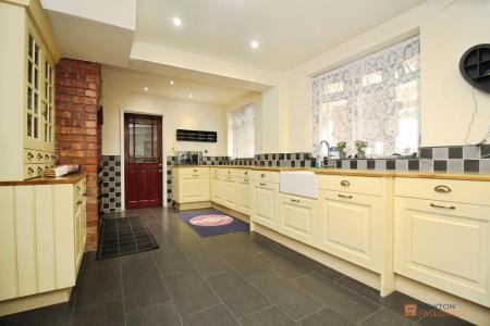 4 bedroom Detached house for sale in Columbine Close, Leicester, LE3