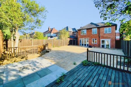 4 bedroom Detached house for sale in Hilders Road, Leicester, LE3