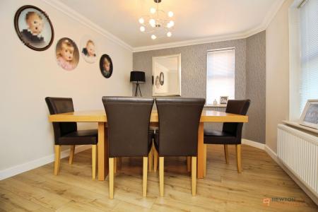 5 bedroom Detached house for sale in Barons Close, Kirby Muxloe, LE9