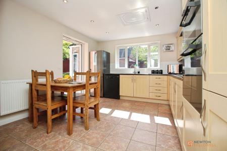 5 bedroom Detached house for sale in Barons Close, Kirby Muxloe, LE9