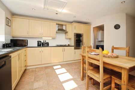 5 bedroom Detached house for sale in Barons Close, Kirby Muxloe, LE9