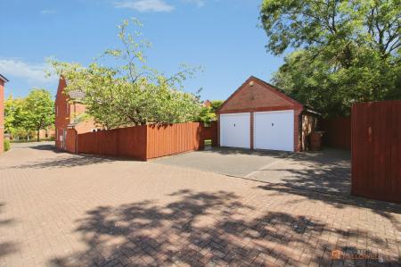 5 bedroom Detached house for sale in Barons Close, Kirby Muxloe, LE9