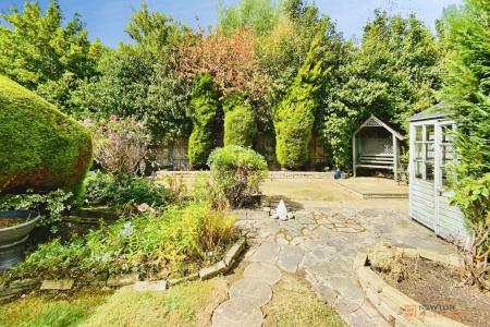 4 bedroom Detached house for sale in Lubbesthorpe Road, Leicester, LE3