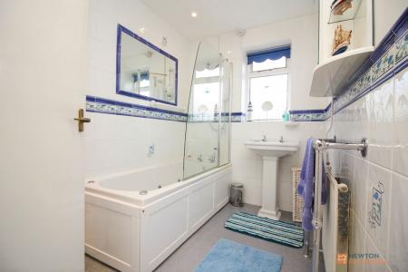 4 bedroom Detached house for sale in Lubbesthorpe Road, Leicester, LE3